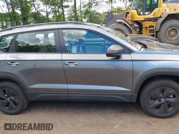 2025 Volkswagen Taos z VIN 3VV5C7B23SM012634, wystawiony jako IAAI lot #42342616 z przebiegiem 4381 mil mil oraz . Historia ofert i sprzedaży dostępna na DreamBid. Obrazek 14.