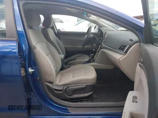2017 Hyundai Elantra SE z VIN 5NPD74LF6HH180684, wystawiony jako IAAI lot #42359575 z przebiegiem 68 339 mil mil oraz . Historia ofert i sprzedaży dostępna na DreamBid. Obrazek 5.