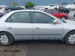 1999 Honda Accord LX z VIN 1HGCG5645XA023392, wystawiony jako IAAI lot #41525751 z przebiegiem 214 850 mil mil oraz . Historia ofert i sprzedaży dostępna na DreamBid. Obrazek 13.