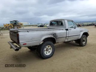 1983 Toyota Pickup z VIN JT4RN48S2D0070935, wystawiony jako Copart lot #50933245 z przebiegiem 50 699 mil mil oraz Czysty tytuł • Clean title. Historia ofert i sprzedaży dostępna na DreamBid. Obrazek 3.