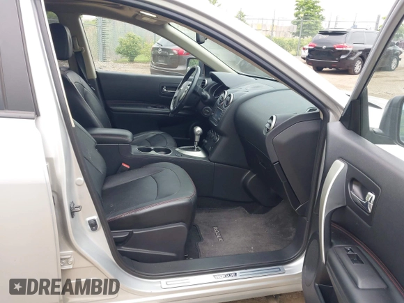 2011 Nissan Rogue SV z VIN JN8AS5MV8BW679232, wystawiony jako IAAI lot #42508786 z przebiegiem 129 632 mil mil oraz . Historia ofert i sprzedaży dostępna na DreamBid. Obrazek 5.