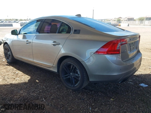 2015 Volvo S60 T5 Drive-E Premier z VIN YV140MFB3F1311727, wystawiony jako IAAI lot #41657590 z przebiegiem 117 794 mil mil oraz . Historia ofert i sprzedaży dostępna na DreamBid. Obrazek 3.