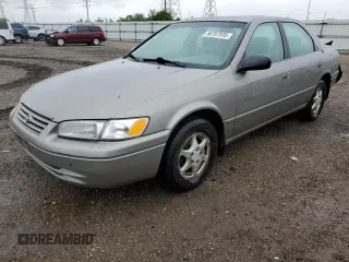 1997 Toyota Camry LE z VIN 4T1BG22K6VU106916, wystawiony jako Copart lot #56707935 z przebiegiem 235 517 mil mil oraz Szkoda całkowita • Salvage title. Historia ofert i sprzedaży dostępna na DreamBid. Obrazek 1.