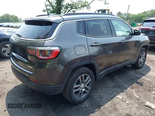 2018 Jeep Compass Latitude z VIN 3C4NJDBB4JT100129, wystawiony jako IAAI lot #42472329 z przebiegiem 178 340 mil mil oraz . Historia ofert i sprzedaży dostępna na DreamBid. Obrazek 4.