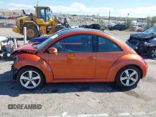 2010 Volkswagen New Beetle Coupe with VIN 3VWRG3AG1AM021001, listed as a IAAI auction lot 40549600 with 1 mi miles. Bid and sale history available at carsss.com. Image 14.