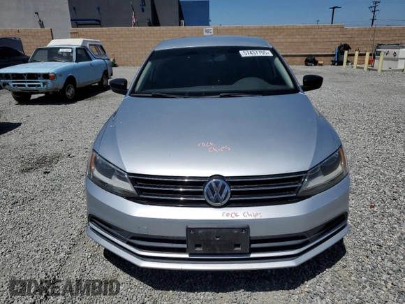 2015 Volkswagen Jetta SE z VIN 3VWD17AJ2FM263186, wystawiony jako Copart lot #57437705 z przebiegiem 106 760 mil mil oraz Szkoda całkowita • Salvage title. Historia ofert i sprzedaży dostępna na DreamBid. Obrazek 5.