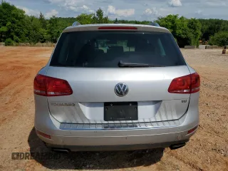 2013 Volkswagen Touareg Exec z VIN WVGEF9BP7DD008870, wystawiony jako Copart lot #56552285 z przebiegiem 234 609 mil mil oraz Tytuł czysty. Historia ofert i sprzedaży dostępna na DreamBid. Obrazek 6.