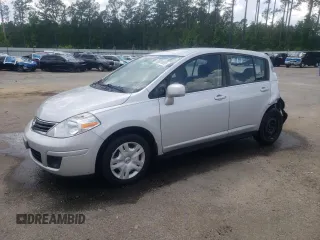2010 Nissan Versa S z VIN 3N1BC1CP8AL454292, wystawiony jako Copart lot #55031695 z przebiegiem 119 095 mil mil oraz Szkoda całkowita • Salvage title. Historia ofert i sprzedaży dostępna na DreamBid. Obrazek 1.