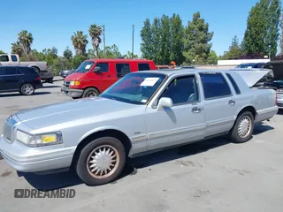 1997 Lincoln Town Car Cartier z VIN 1LNLM83W3VY744356, wystawiony jako IAAI lot #42366827 z przebiegiem 180 778 mil mil oraz . Historia ofert i sprzedaży dostępna na DreamBid. Obrazek 6.