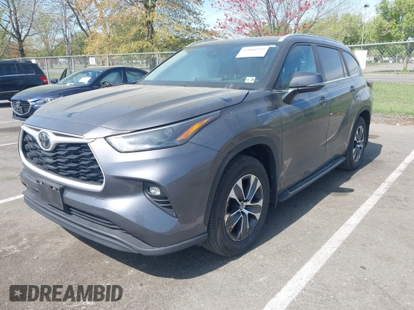 2024 Toyota Highlander LE z VIN 5TDKDRBH6RS552634, wystawiony jako IAAI lot #42086919 z przebiegiem 12 606 mil mil oraz . Historia ofert i sprzedaży dostępna na DreamBid. Obrazek 2.