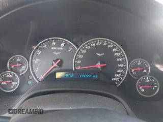 2006 Chevrolet Corvette z VIN 1G1YY36U765107185, wystawiony jako IAAI lot #42176318 z przebiegiem 104 807 mil mil oraz . Historia ofert i sprzedaży dostępna na DreamBid. Obrazek 7.