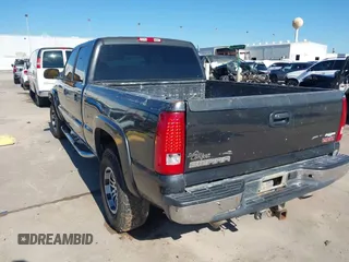 2003 GMC Sierra 1500HD SLE z VIN 1GTGC13U53F203980, wystawiony jako IAAI lot #41206524 z przebiegiem 309 414 mil mil oraz . Historia ofert i sprzedaży dostępna na DreamBid. Obrazek 3.