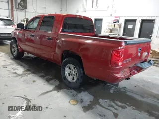 2008 Dodge Dakota SLT z VIN 1D7HW48N38S542692, wystawiony jako IAAI lot #41554521 z przebiegiem 166 482 mil mil oraz . Historia ofert i sprzedaży dostępna na DreamBid. Obrazek 3.