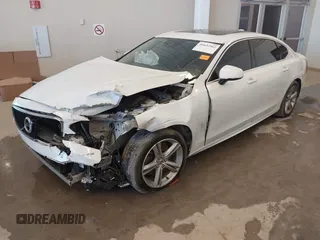 2019 Volvo S90 Momentum with VIN LVY102AK5KP081791, listed as a IAAI auction lot 41632562 with 117,384 mi miles. Bid and sale history available at carsss.com. Image 17.