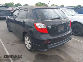 2009 Toyota Matrix S z VIN 2T1KE40E79C014333, wystawiony jako IAAI lot #42207936 z przebiegiem 186 376 mil mil oraz . Historia ofert i sprzedaży dostępna na DreamBid. Obrazek 3.