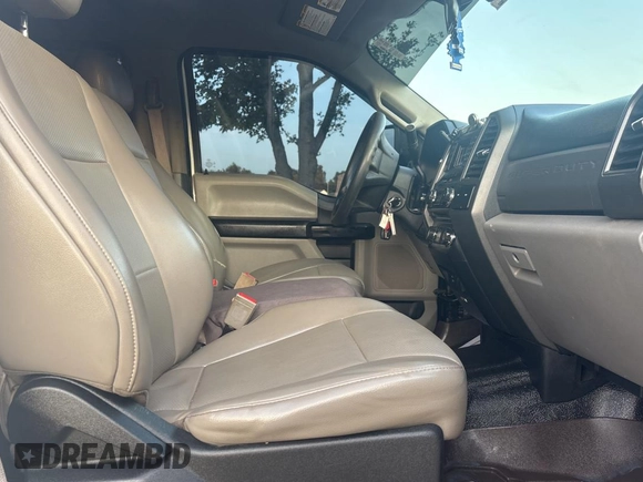 2018 Ford F-250 XL z VIN 1FT7W2BT3JEC63202, wystawiony jako Copart lot #61693645 z przebiegiem 250 139 mil mil oraz Czysty tytuł • Clean title. Historia ofert i sprzedaży dostępna na DreamBid. Obrazek 5.