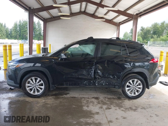 2023 Toyota Corolla Cross LE z VIN 7MUCAABG9PV051438, wystawiony jako IAAI lot #42538566 z przebiegiem 82 437 mil mil oraz . Historia ofert i sprzedaży dostępna na DreamBid. Obrazek 14.