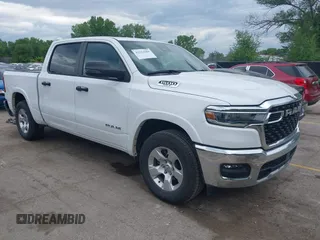 2025 Ram 1500 Big Horn z VIN 1C6SRFFP4SN562194, wystawiony jako IAAI lot #42213184 z przebiegiem 25 704 mil mil oraz . Historia ofert i sprzedaży dostępna na DreamBid. Obrazek 1.