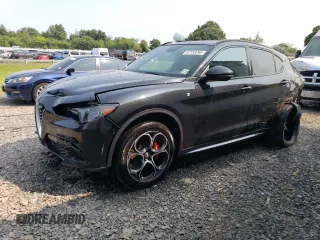 2024 Alfa Romeo Stelvio Veloce z VIN ZASPAKBN6R7D75029, wystawiony jako Copart lot #67150394 z przebiegiem 12 153 mil mil oraz Szkody całkowita. Historia ofert i sprzedaży dostępna na DreamBid. Obrazek 1.