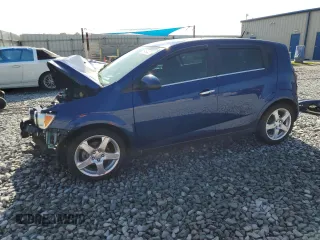 2014 Chevrolet Sonic LTZ z VIN 1G1JE6SB4E4164142, wystawiony jako Copart lot #51454405 z przebiegiem 79 637 mil mil oraz Szkoda całkowita • Salvage title. Historia ofert i sprzedaży dostępna na DreamBid. Obrazek 1.