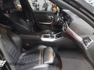 2021 BMW 3 Series M340i xDrive z VIN 3MW5U9J09M8B91584, wystawiony jako IAAI lot #42203384 z przebiegiem 42 688 mil mil oraz . Historia ofert i sprzedaży dostępna na DreamBid. Obrazek 5.