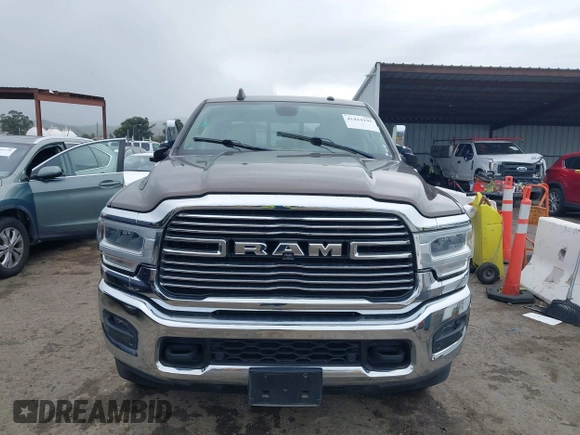 2020 Ram 2500 Laramie z VIN 3C6UR5FL5LG249102, wystawiony jako IAAI lot #41414195 z przebiegiem 42 044 mil mil oraz . Historia ofert i sprzedaży dostępna na DreamBid. Obrazek 12.