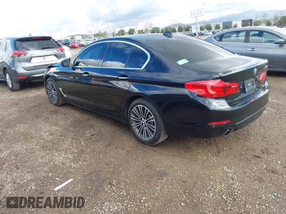 2018 BMW 5 Series 530i z VIN WBAJA5C54JWA38285, wystawiony jako IAAI lot #41390399 z przebiegiem 74 840 mil mil oraz . Historia ofert i sprzedaży dostępna na DreamBid. Obrazek 3.
