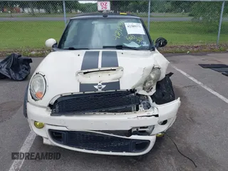 2011 MINI Convertible S с VIN WMWZP3C57BTX82937, выставлен на аукционе IAAI как лот 42389373 с пробегом 60 651 миль миль и . История ставок и продаж доступна на DreamBid. Изображение 12.