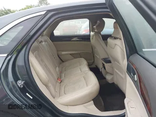 2016 Lincoln MKZ z VIN 3LN6L2GK4GR605486, wystawiony jako IAAI lot #42609084 z przebiegiem Nie podano mil oraz . Historia ofert i sprzedaży dostępna na DreamBid. Obrazek 8.