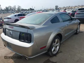 2008 Ford Mustang GT Deluxe z VIN 1ZVHT82H585183161, wystawiony jako IAAI lot #42421278 z przebiegiem 211 972 mil mil oraz . Historia ofert i sprzedaży dostępna na DreamBid. Obrazek 4.
