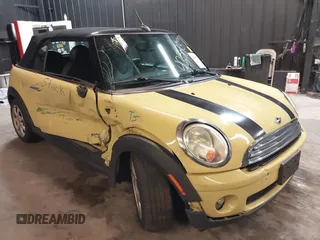 2009 MINI Convertible z VIN WMWMR33559TU95661, wystawiony jako IAAI lot #42383771 z przebiegiem 82 690 mil mil oraz . Historia ofert i sprzedaży dostępna na DreamBid. Obrazek 1.