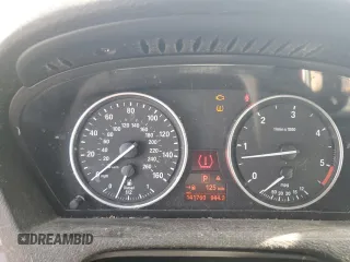 2013 BMW X5 xDrive35d z VIN 5UXZW0C58D0B92594, wystawiony jako Copart lot #49409865 z przebiegiem 141 760 mil mil oraz Szkoda całkowita • Salvage title. Historia ofert i sprzedaży dostępna na DreamBid. Obrazek 9.