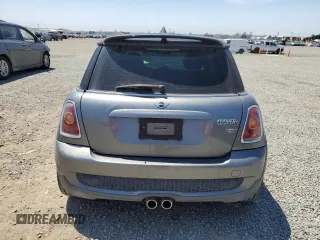 2010 MINI Hardtop S z VIN WMWMF7C53ATZ34487, wystawiony jako Copart lot #55308605 z przebiegiem 128 759 mil mil oraz Tytuł czysty. Historia ofert i sprzedaży dostępna na DreamBid. Obrazek 6.