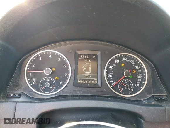 2016 Volkswagen Tiguan S with VIN WVGBV7AX0GW524346, listed as a Copart auction lot 87221564 with 163,609 mi miles and Salvage Title. Bid and sale history available at DreamBid. Image 9.