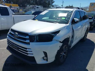 2018 Toyota Highlander LE z VIN 5TDZZRFH2JS278492, wystawiony jako IAAI lot #39094360 z przebiegiem 44 531 mil mil oraz . Historia ofert i sprzedaży dostępna na DreamBid. Obrazek 17.