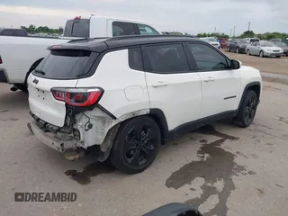 2020 Jeep Compass Latitude z VIN 3C4NJCBB3LT211543, wystawiony jako IAAI lot #42130702 z przebiegiem 70 227 mil mil oraz . Historia ofert i sprzedaży dostępna na DreamBid. Obrazek 4.