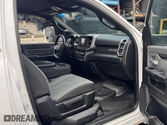 2022 Ram 5500 Tradesman z VIN 3C7WRNDL2NG103315, wystawiony jako Copart lot #59128405 z przebiegiem 125 574 mil mil oraz Czysty tytuł • Clean title. Historia ofert i sprzedaży dostępna na DreamBid. Obrazek 5.