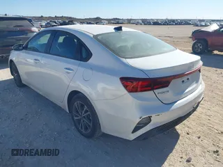 2022 Kia Forte LXS z VIN 3KPF24AD7NE479402, wystawiony jako IAAI lot #41629995 z przebiegiem 54 864 mil mil oraz . Historia ofert i sprzedaży dostępna na DreamBid. Obrazek 3.