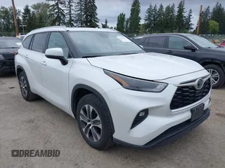 2023 Toyota Highlander L z VIN 5TDKDRAH2PS502571, wystawiony jako IAAI lot #42283434 z przebiegiem 41 788 mil mil oraz . Historia ofert i sprzedaży dostępna na DreamBid. Obrazek 1.