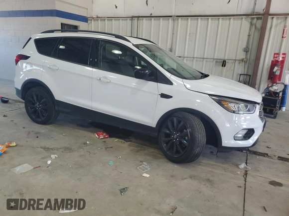 2019 Ford Escape SE z VIN 1FMCU9GD3KUA68315, wystawiony jako Copart lot #56362675 z przebiegiem 158 657 mil mil oraz Czysty tytuł • Clean title. Historia ofert i sprzedaży dostępna na DreamBid. Obrazek 4.