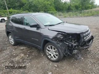 2022 Jeep Compass Latitude Lux with VIN 3C4NJDFB7NT203531, listed as a Copart auction lot 58261785 with 17,525 mi miles and Salvage title. Bid and sale history available at DreamBid. Image 4.