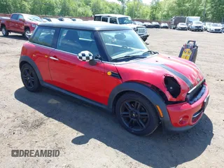2012 MINI Hardtop z VIN WMWSU3C56CT540636, wystawiony jako IAAI lot #42235949 z przebiegiem 118 437 mil mil oraz . Historia ofert i sprzedaży dostępna na DreamBid. Obrazek 1.
