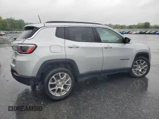 2024 Jeep Compass Latitude Lux z VIN 3C4NJDFN4RT134099, wystawiony jako Copart lot #58906095 z przebiegiem 4 257 mil mil oraz Szkoda całkowita • Salvage title. Historia ofert i sprzedaży dostępna na DreamBid. Obrazek 3.