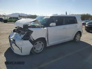 2012 Scion xB z VIN JTLZE4FE2C1143442, wystawiony jako Copart lot #51348205 z przebiegiem 138 168 mil mil oraz Szkody całkowita. Historia ofert i sprzedaży dostępna na DreamBid. Obrazek 1.