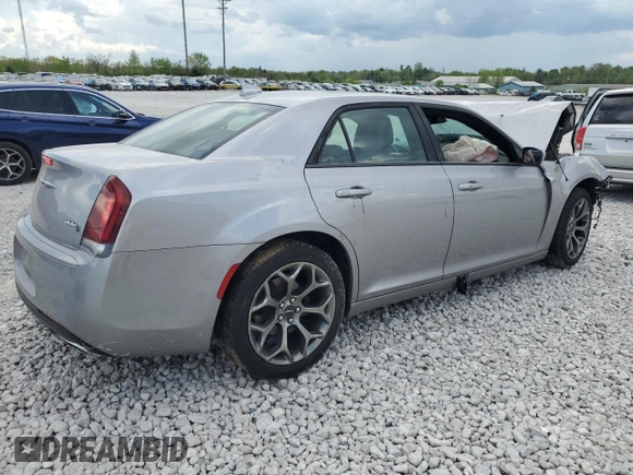 2018 Chrysler 300 S z VIN 2C3CCABG4JH262027, wystawiony jako Copart lot #54583555 z przebiegiem 79 312 mil mil oraz Szkoda całkowita • Salvage title. Historia ofert i sprzedaży dostępna na DreamBid. Obrazek 3.