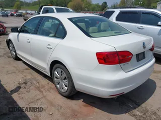 2013 Volkswagen Jetta SE with VIN 3VWDP7AJ2DM368385, listed as a IAAI auction lot 42144936 with 105,621 mi miles and . Bid and sale history available at DreamBid. Image 3.