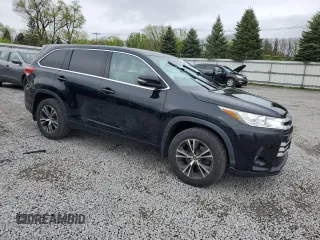 2018 Toyota Highlander LE z VIN 5TDBZRFH3JS817557, wystawiony jako Copart lot #56109035 z przebiegiem 132 053 mil mil oraz Szkoda całkowita • Salvage title. Historia ofert i sprzedaży dostępna na DreamBid. Obrazek 4.