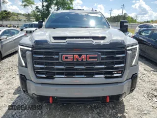 2025 GMC Sierra 2500HD AT4 z VIN 1GT4UPEY0SF206593, wystawiony jako Copart lot #52699045 z przebiegiem 5 036 mil mil oraz Szkoda całkowita • Salvage title. Historia ofert i sprzedaży dostępna na DreamBid. Obrazek 5.