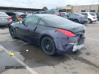 2005 Nissan 350Z Enthusiast z VIN JN1AZ34D25M605438, wystawiony jako IAAI lot #42131179 z przebiegiem 143 157 mil mil oraz . Historia ofert i sprzedaży dostępna na DreamBid. Obrazek 3.
