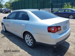 2010 Volkswagen Jetta Limited Edition z VIN 3VWRZ7AJ9AM037296, wystawiony jako IAAI lot #42565746 z przebiegiem 109 660 mil mil oraz . Historia ofert i sprzedaży dostępna na DreamBid. Obrazek 3.